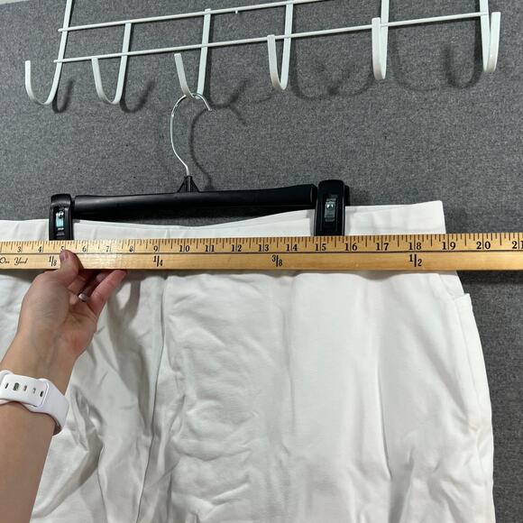 Susan Graver Weekend Petite Premium Stretch Slim Leg Pedal White, Petite 1X - Picture 5 of 10